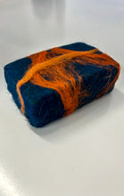 Lade das Bild in den Galerie-Viewer, Bio soap + merino wool
