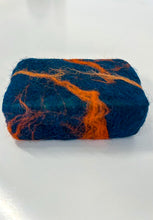 Lade das Bild in den Galerie-Viewer, Bio soap + merino wool
